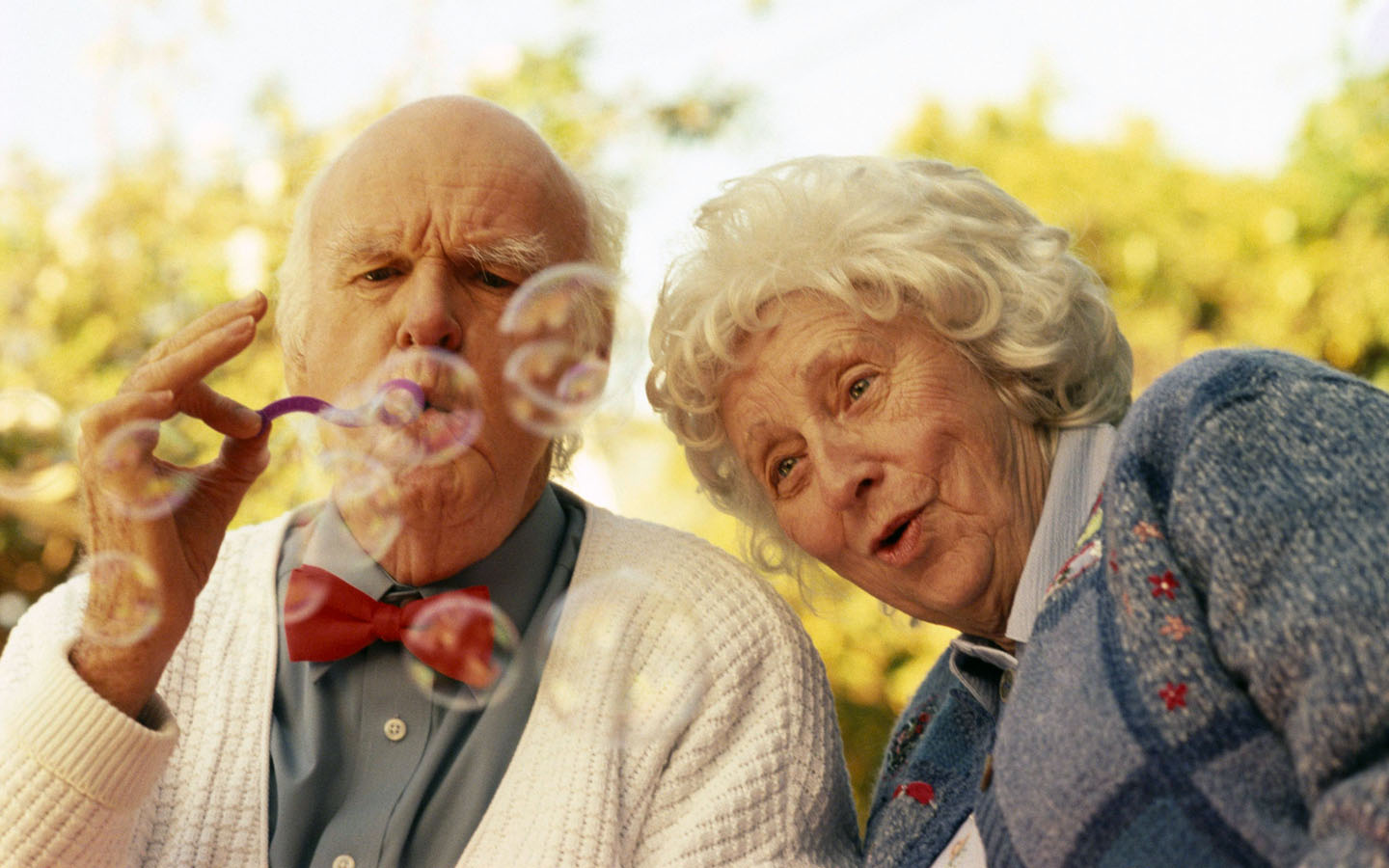 Оставайтесь всегда молоды душой. Веселые пожилые люди. Веселые пенсионеры. Старость. Бабушка и дедушка.